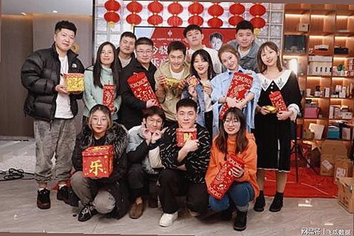 娱乐吃瓜酱转型记：从美食博主到热门娱乐评论人的冷静观察