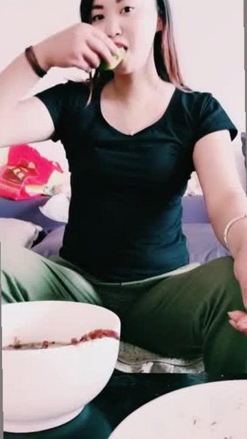 揭秘娱乐圈背后：从明星妆容到人生新篇章的多面观察